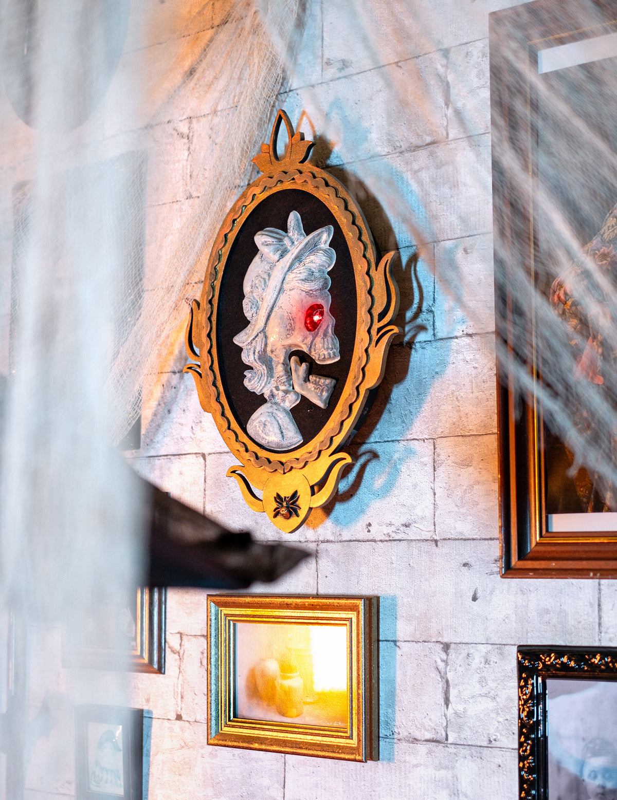 Mise en situation dans un décor d'Halloween du cadre portrait dame squelette