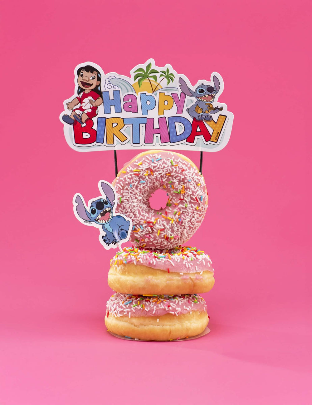 Vue en situation sur des donuts du cake topper Happy Birthday Stitch