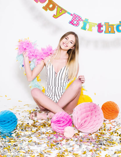 Mise en scène d'anniversaire du canon à confettis bandes métalliques dorées