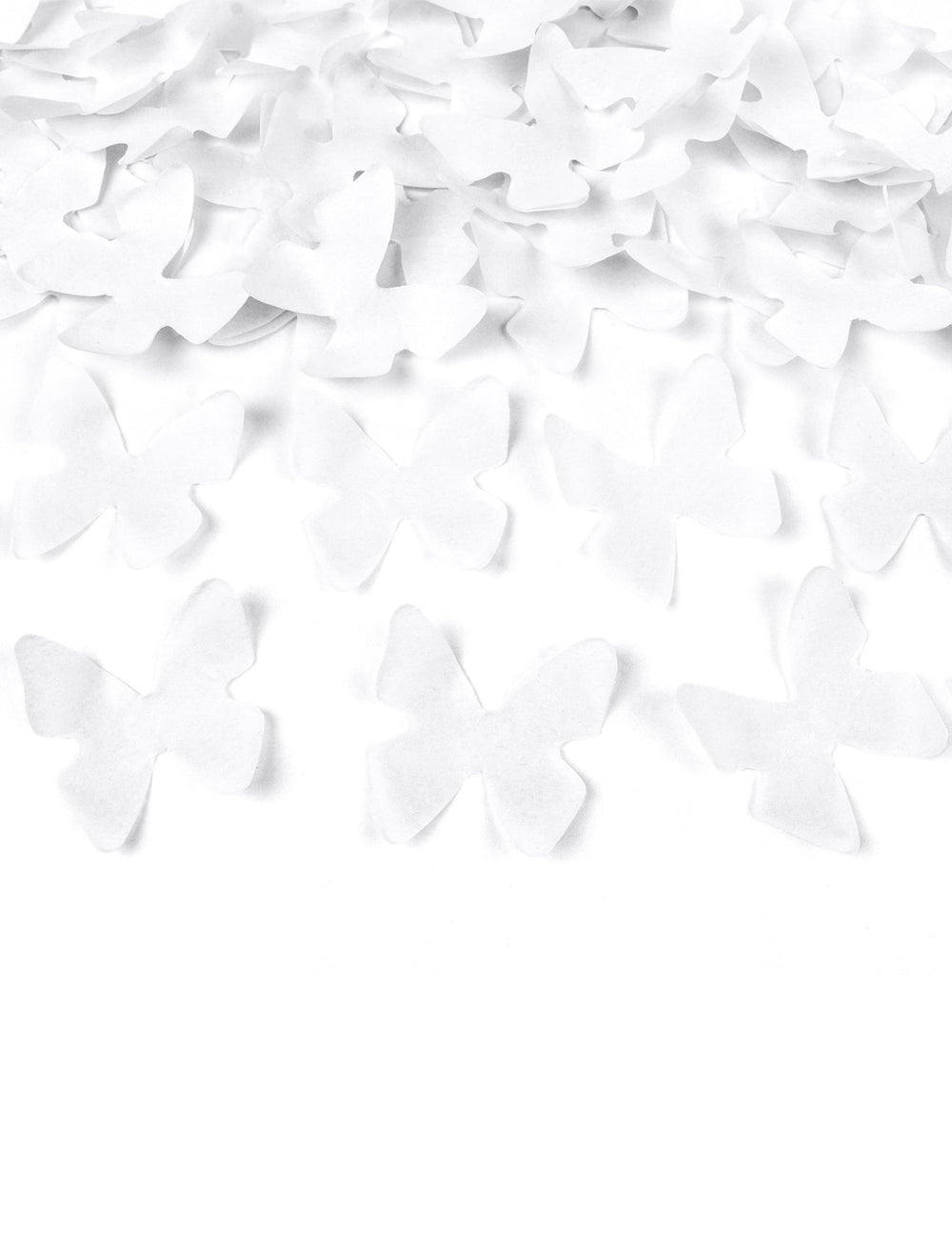 Gros plan sur les confettis du canon à confettis papillons blancs