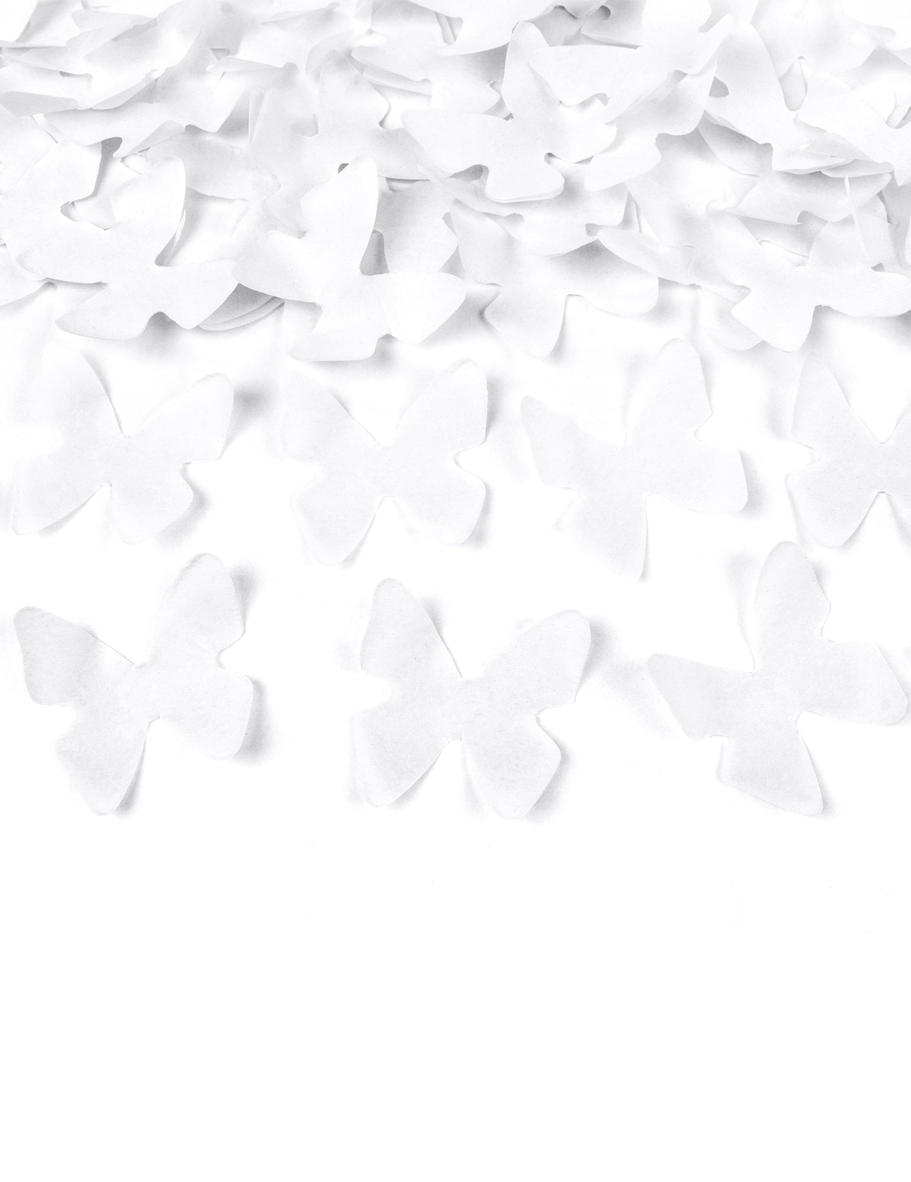 Gros plan sur les confettis du canon à confettis papillons blancs