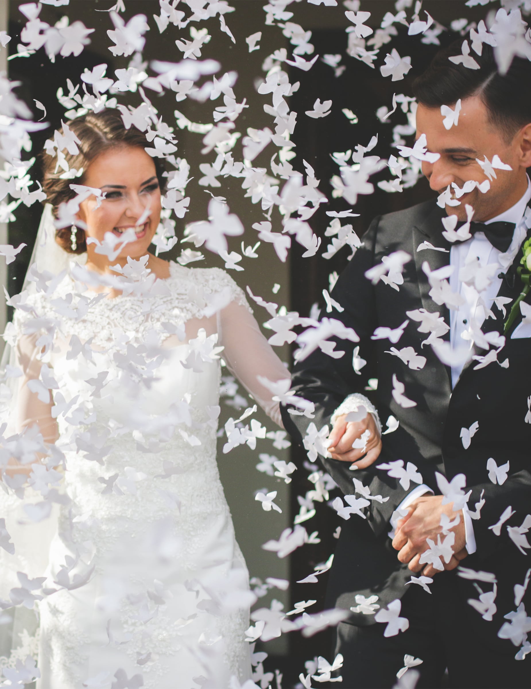 Mise en situation lors d'un mariage du canon à confettis papillons blancs