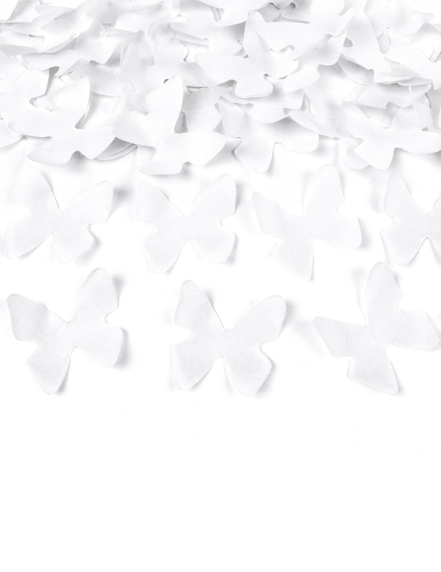 Gros plan sur les confettis en forme de papillon du canon à confettis papillons blancs
