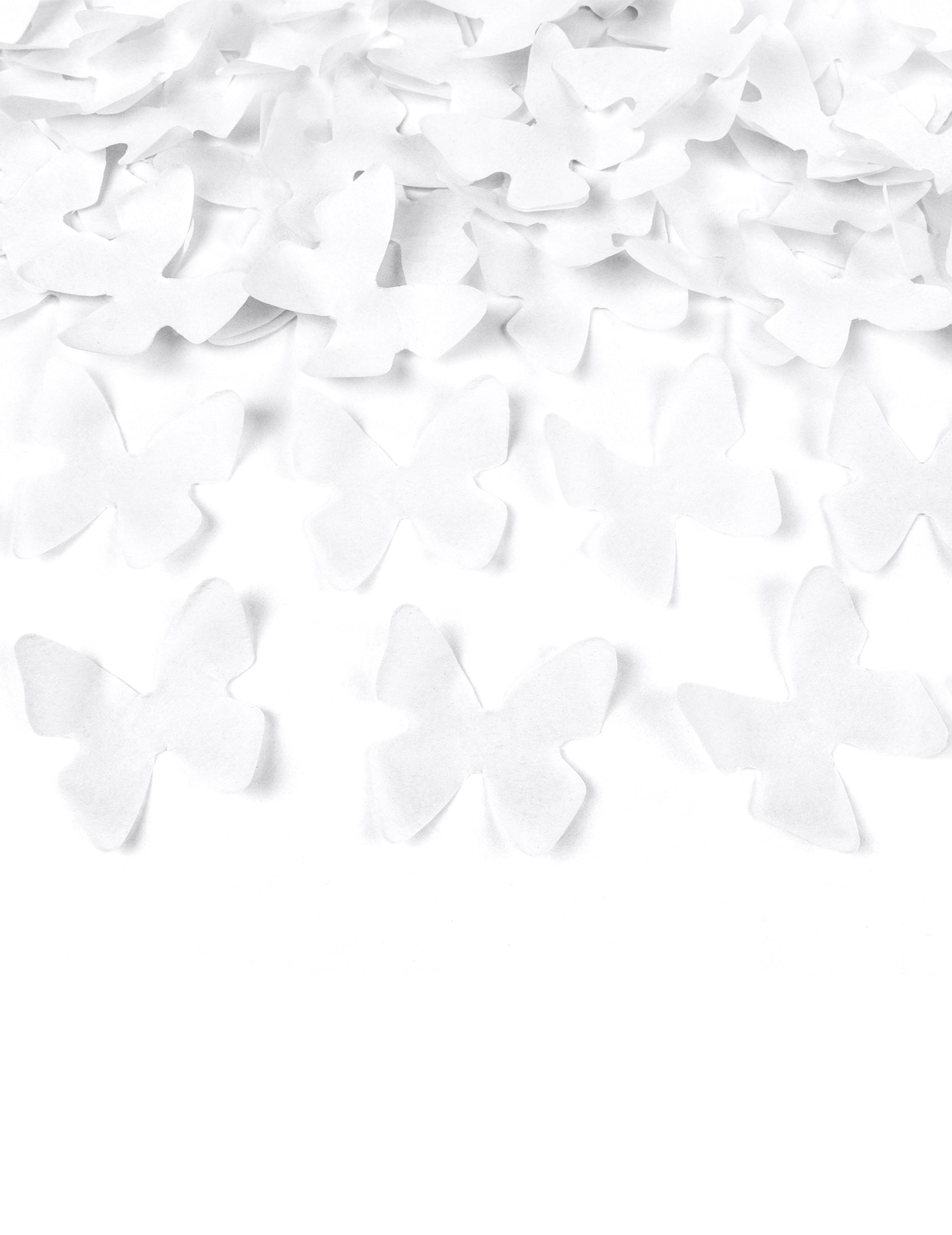Gros plan sur les confettis en forme de papillon du canon à confettis papillons blancs
