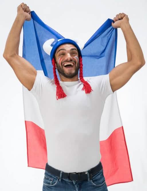 Mise en situation du casque gaulois avec cornes et tresses pour adulte bleu blanc rouge