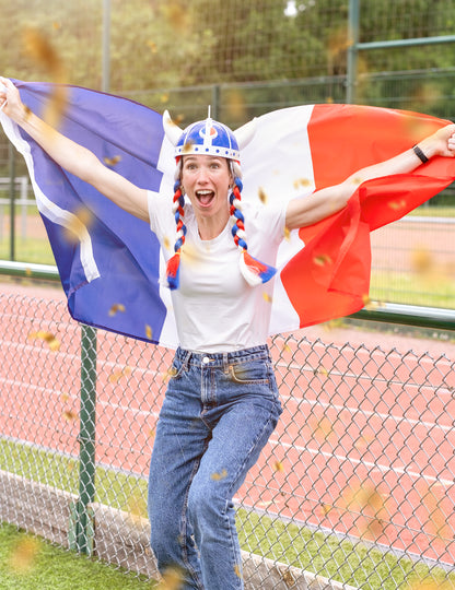 Mise en situation avec drapeau français du casque gaulois supporter pour adulte
