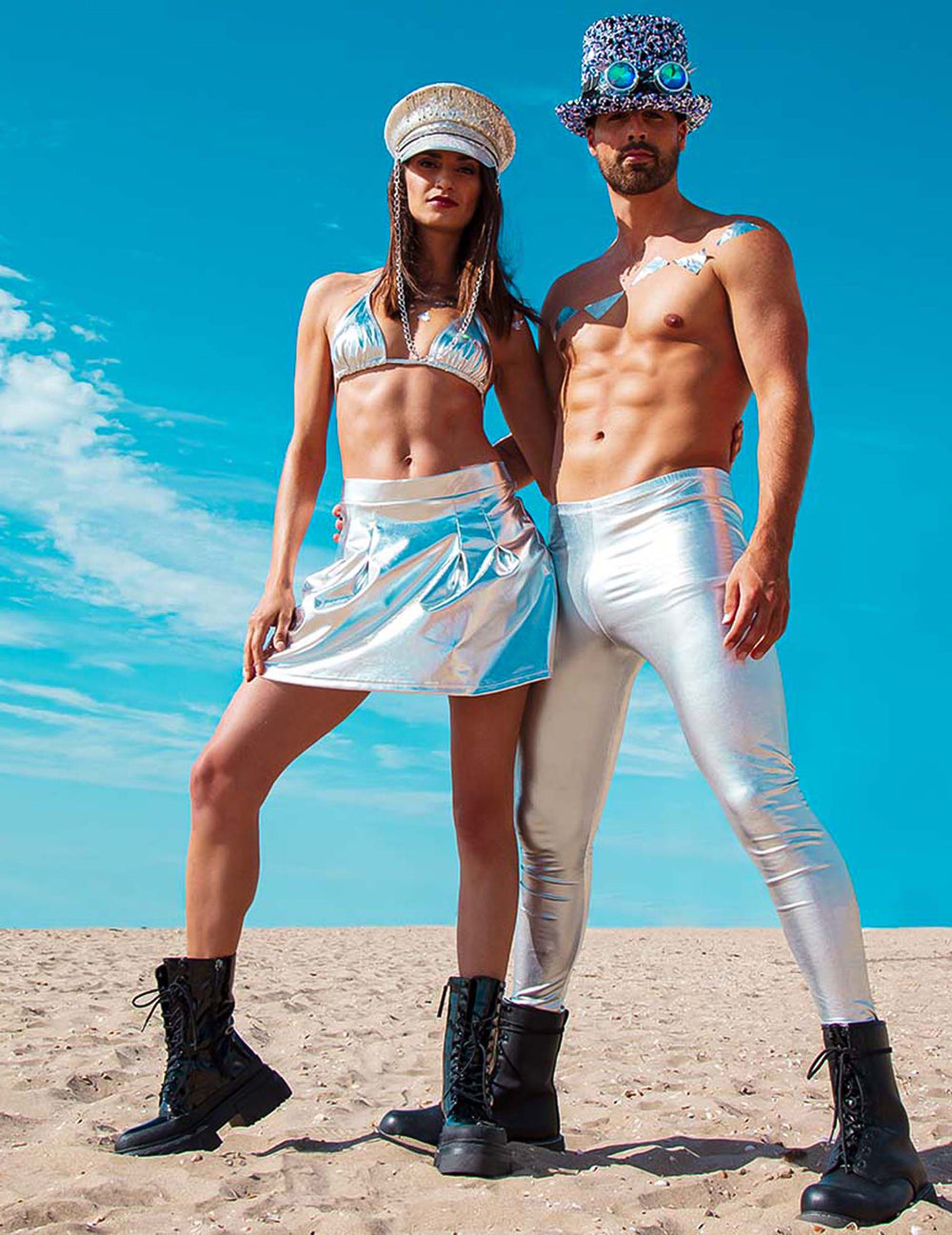 Mise en situation en couple de la casquette avec chaine et sequins pour adulte