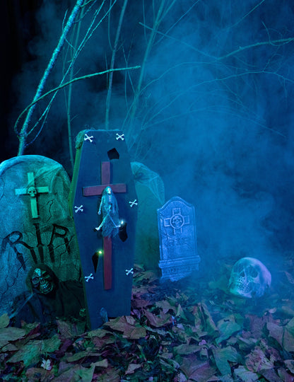 Mise en scène avec éclairage bleu et fumée du cercueil avec croix Halloween