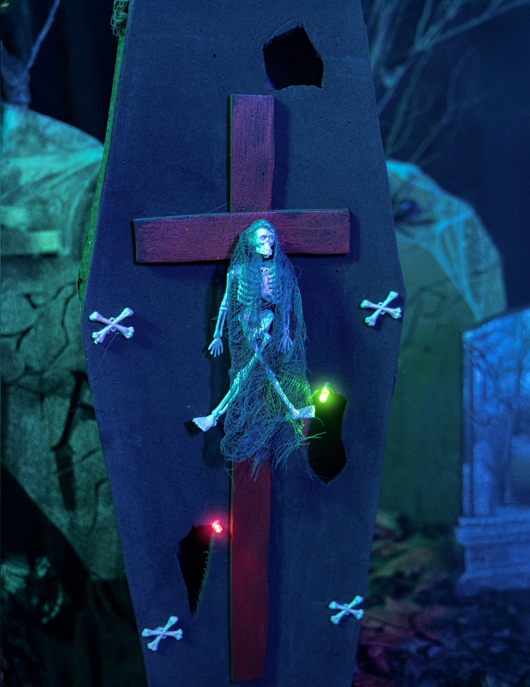 Détail du squelette et des effets lumineux du cercueil avec croix Halloween