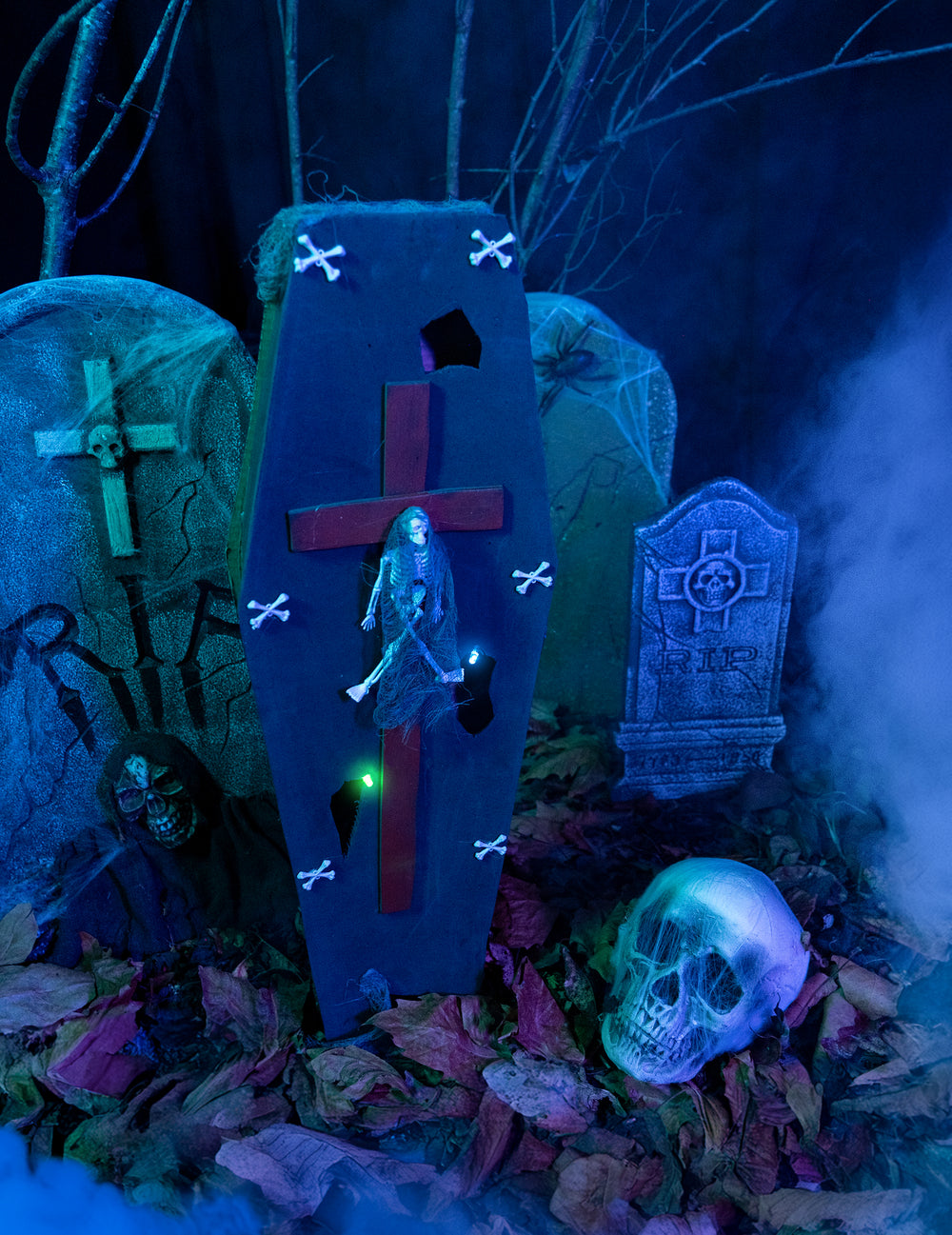 Mise en situation dans un décor de cimetière du cercueil avec croix Halloween