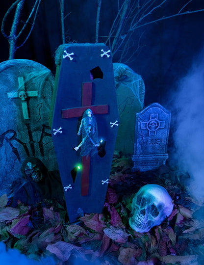 Mise en situation dans un décor de cimetière du cercueil avec croix Halloween