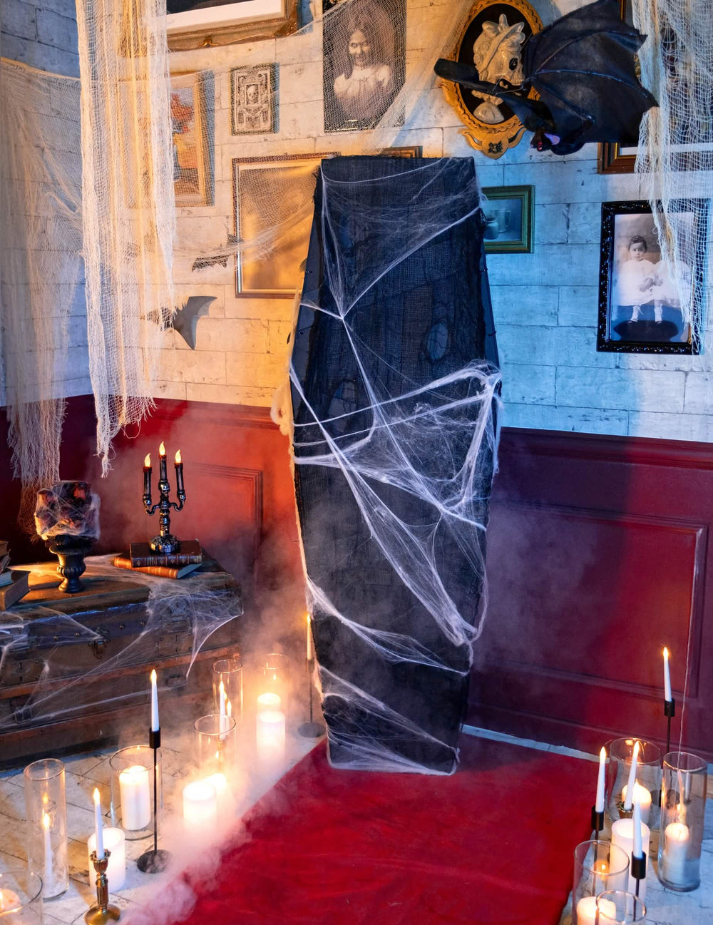 Halloween hangulatú koporsó dekoráció barna és fekete színben, pókhálókkal