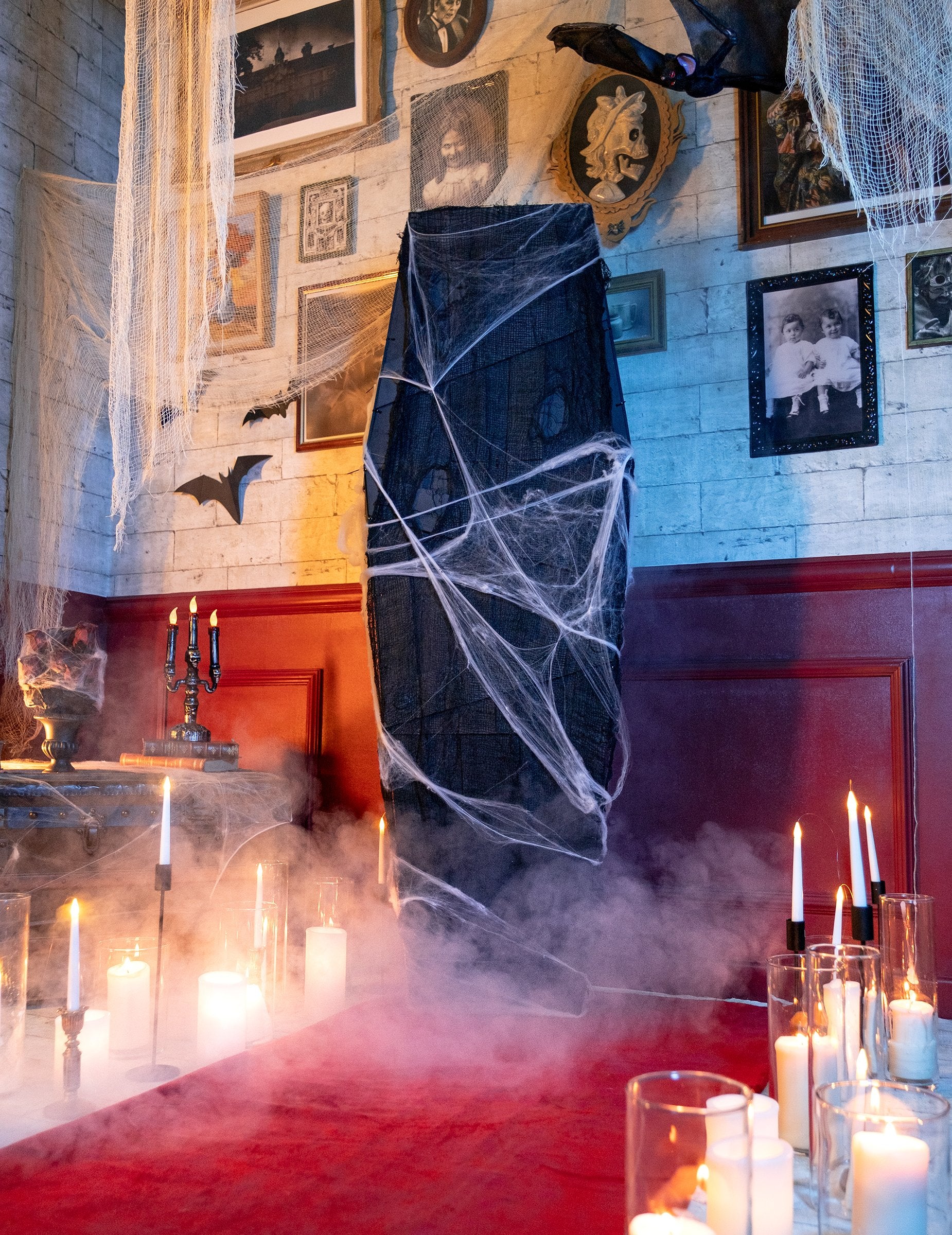 Halloweeni koporsó dekoráció fehér pókhálóval gyertyákkal és füsttel való beállítása