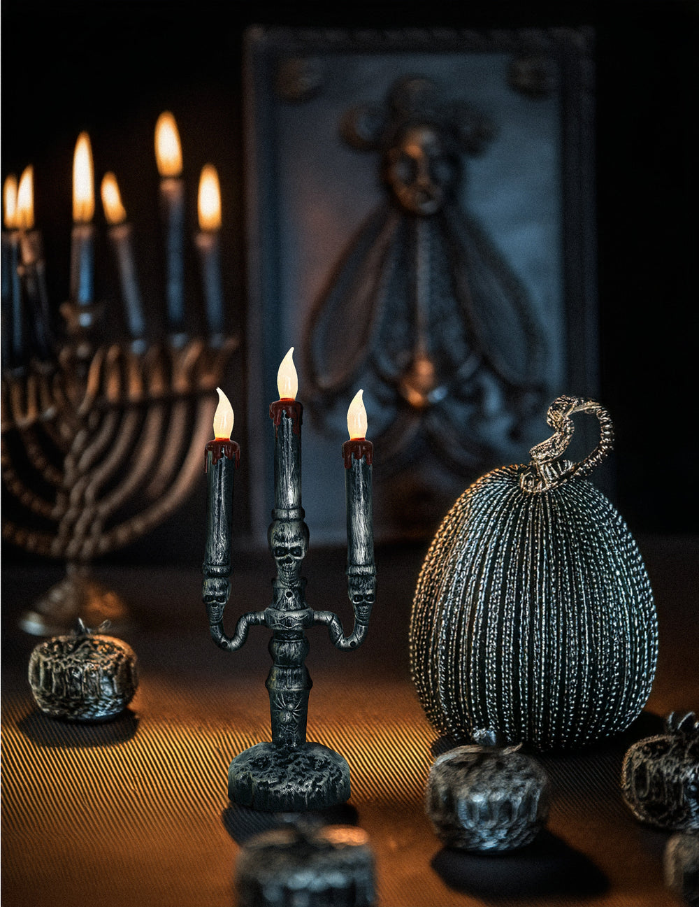 Mise en situation du chandelier à 3 branches LED têtes de mort pour Halloween