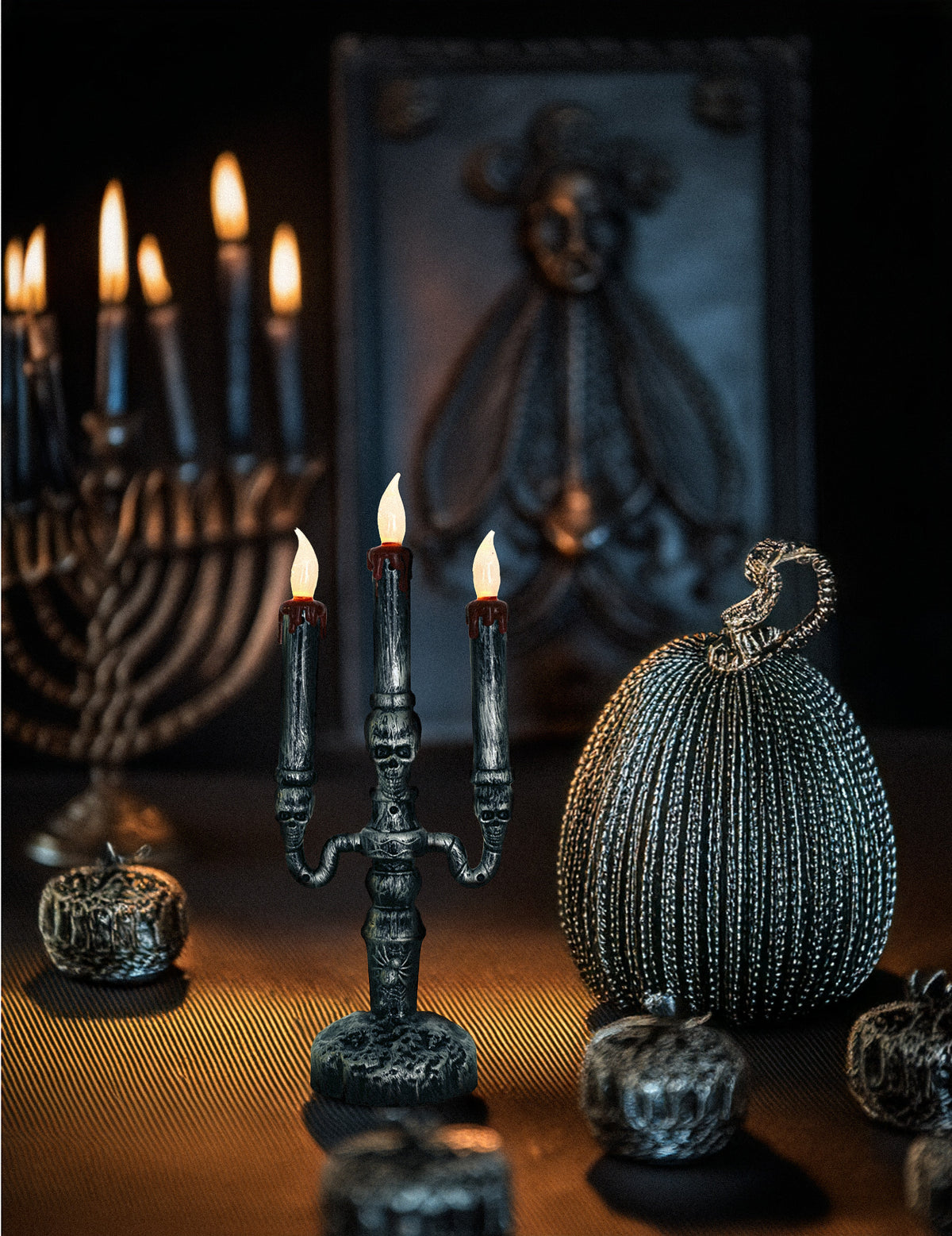 Mise en situation du chandelier à 3 branches LED têtes de mort pour Halloween