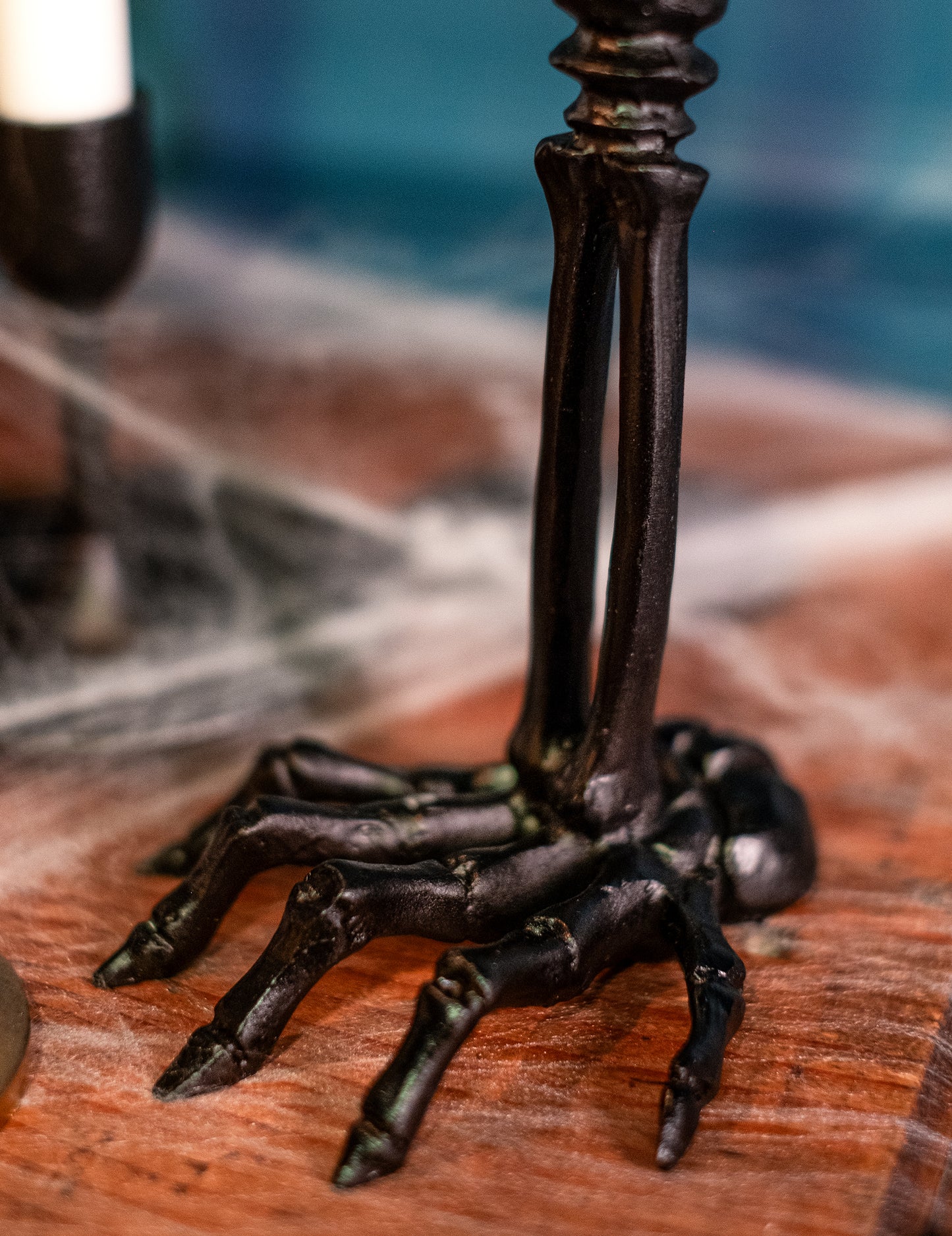 Fekete csontváz gyertyatartó 16 cm