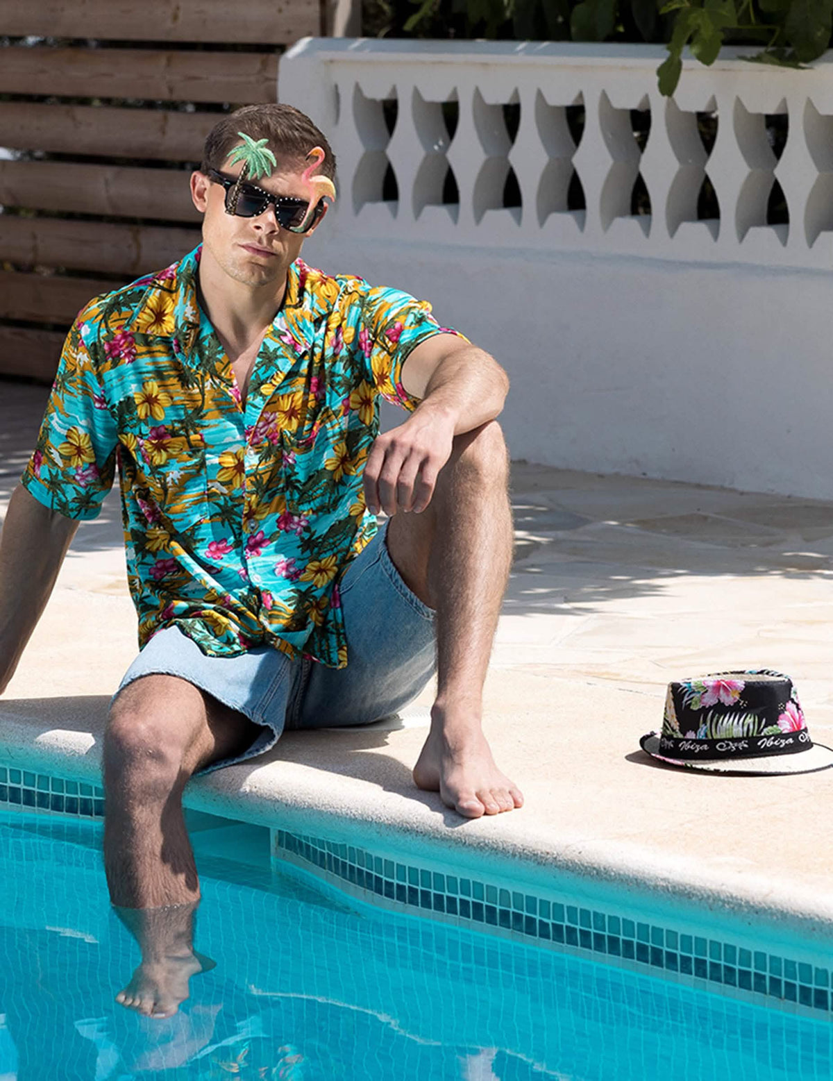 Medenceparti jelenet ibiza borsalino kalappal
