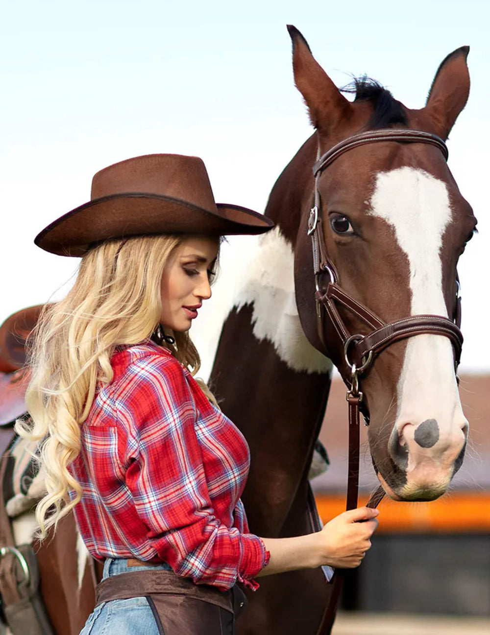 Felnőtt barna cowboykalap oldalnézete