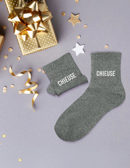 Csillogó zoknik, egy nyálas nő