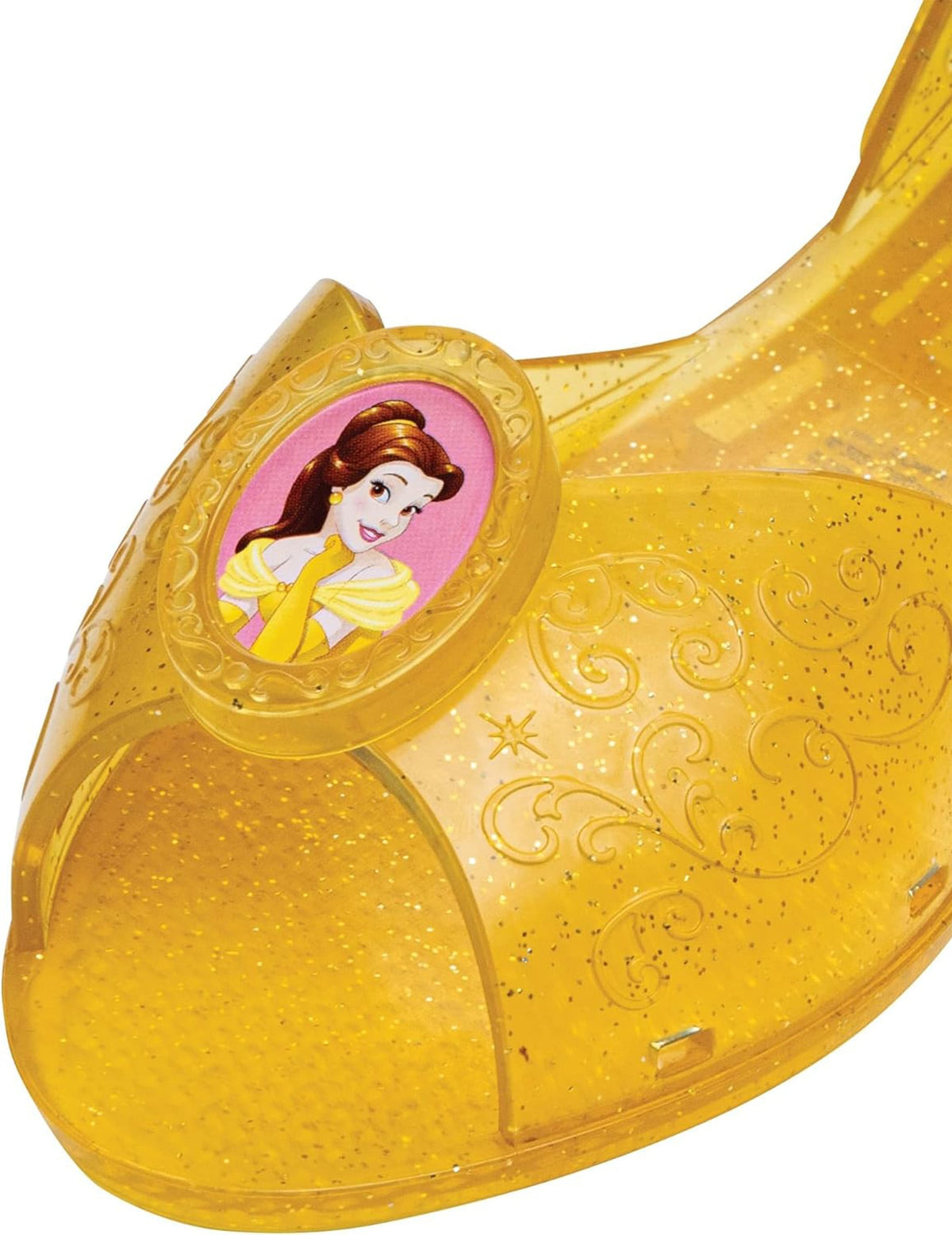 Détail du médaillon avec le portrait de Belle des chaussures de princesse Belle
