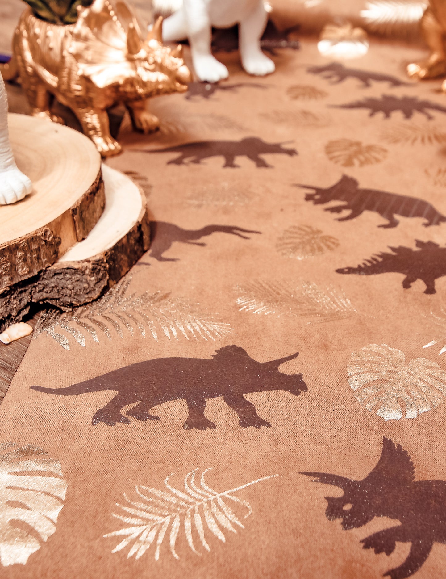 Gros plan sur les silhouettes de dinosaures du chemin de table dinosaures