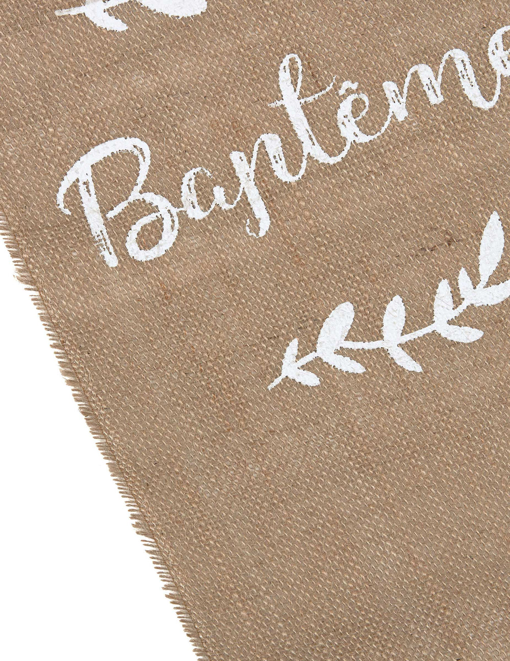 Gros plan sur l'imprimé du chemin de table baptême et feuillages pour fête