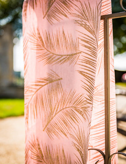 Púderrózsaszín vászon asztali futó arany páfrányokkal 28 cm x 5 m trópusi