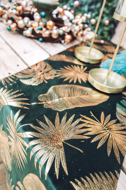 Zöld bársony asztali futó arany levelekkel 28 cm x 3 m trópusi sikkes