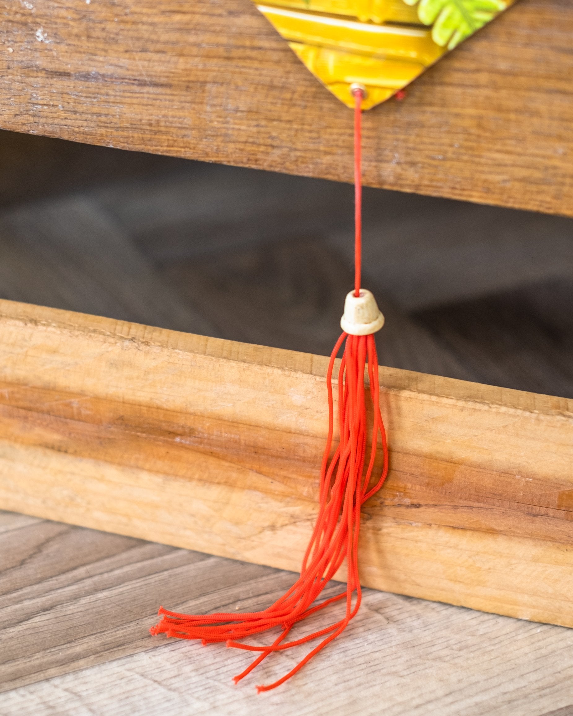 Közelkép a hibiscus virágú asztalterítő Hawaï piros pom-pomjáról