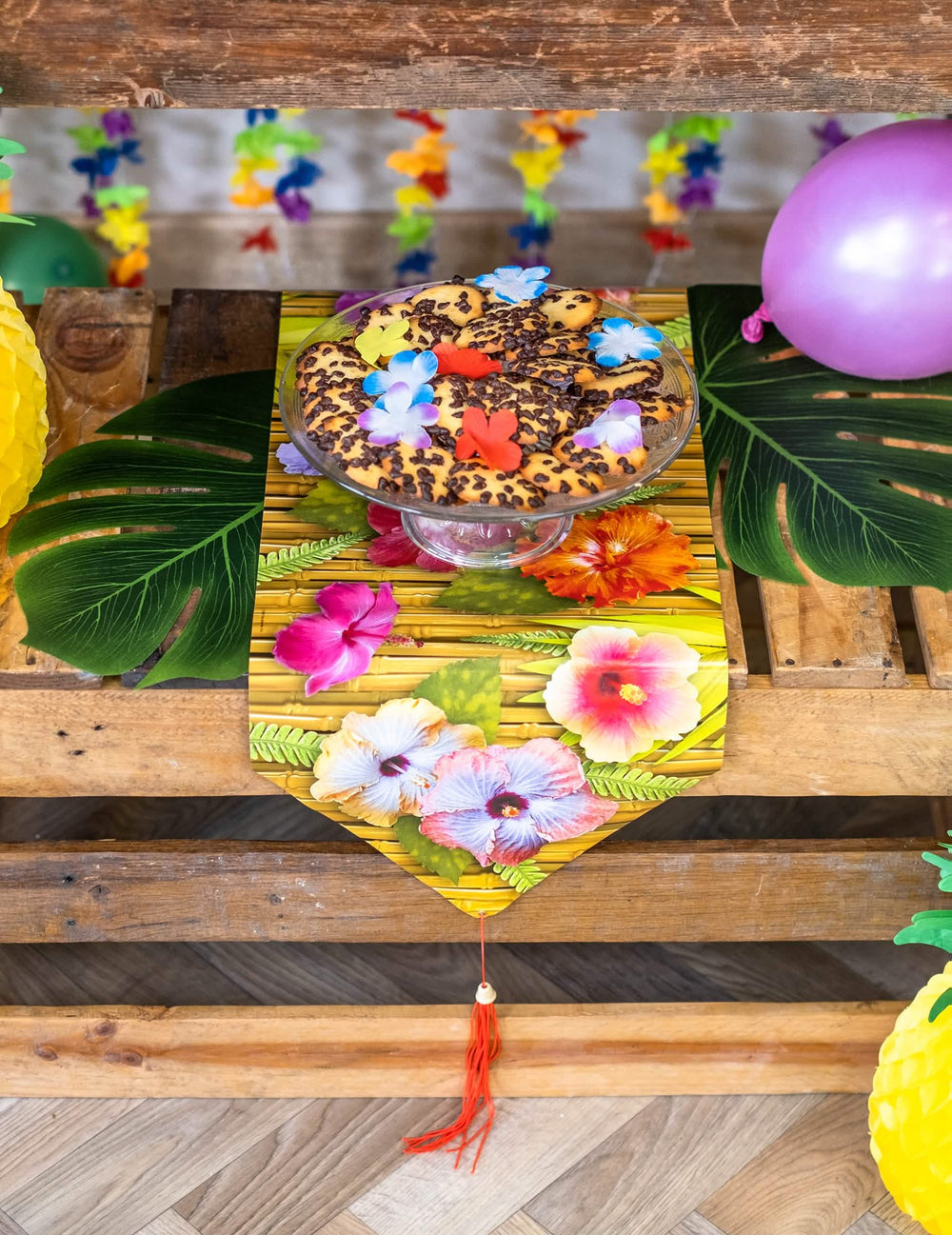 Párti hangulatú asztali futó hibiszkuszvirág hawaii stílusban