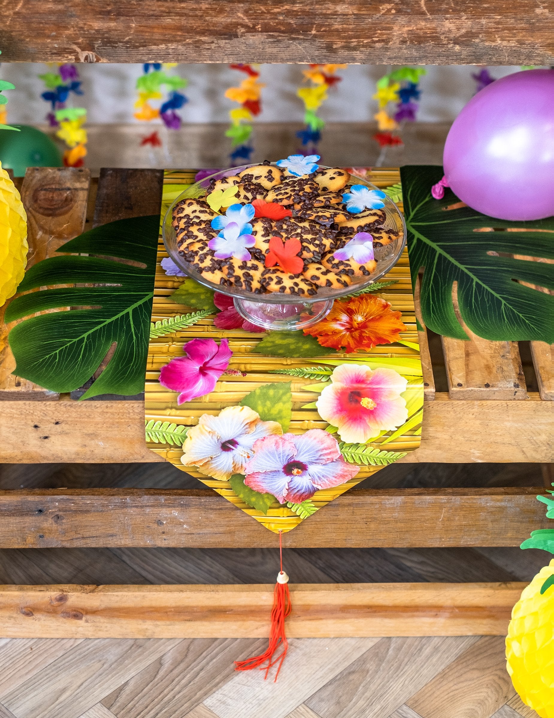 Madártávlatból készült felvétel a hibiscus virágú asztalterítő Hawaï dekorációjáról