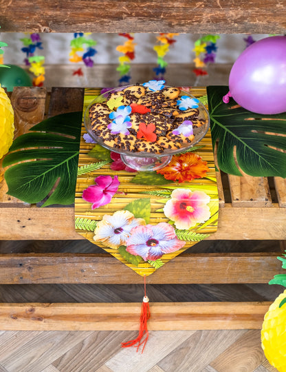 Madártávlatból készült felvétel a hibiscus virágú asztalterítő Hawaï dekorációjáról