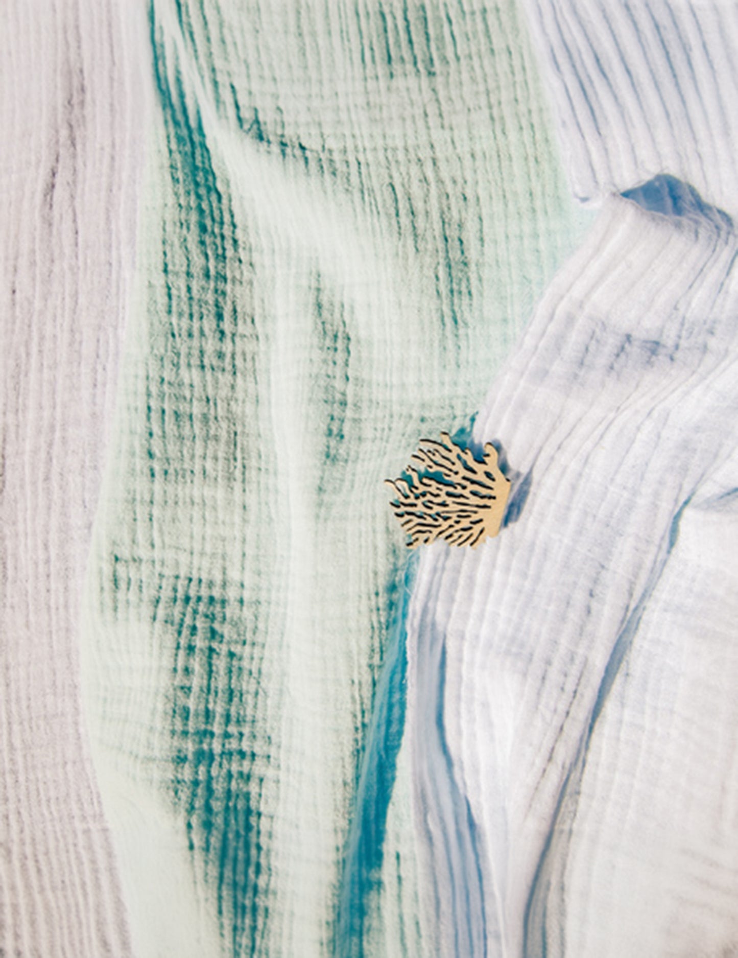 Chemin de table gaze de coton bleu ciel 30 cm x 3 m décoration baptême