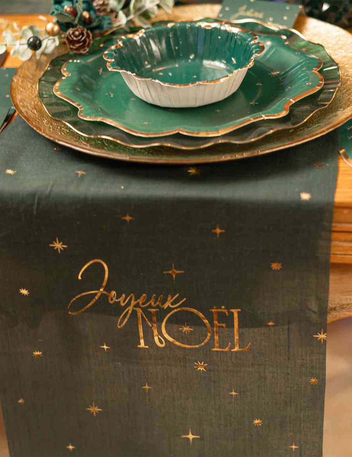 Chemin de table Joyeux Noël L'Intemporel vert anglais et or 28 cm x 3 m
