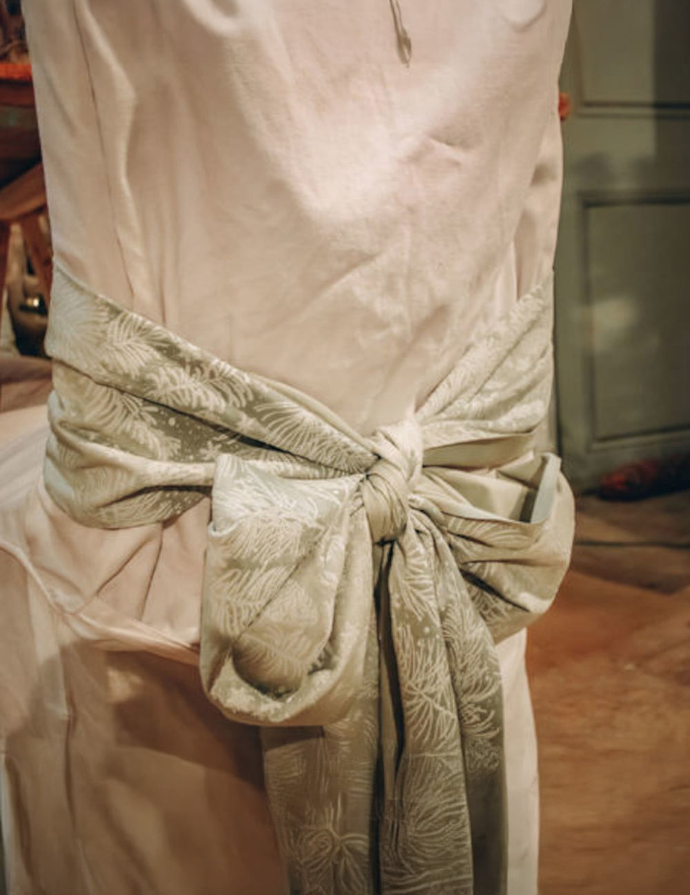 Nœud décoratif du chemin de table Noël botanique vert de gris à motifs floraux