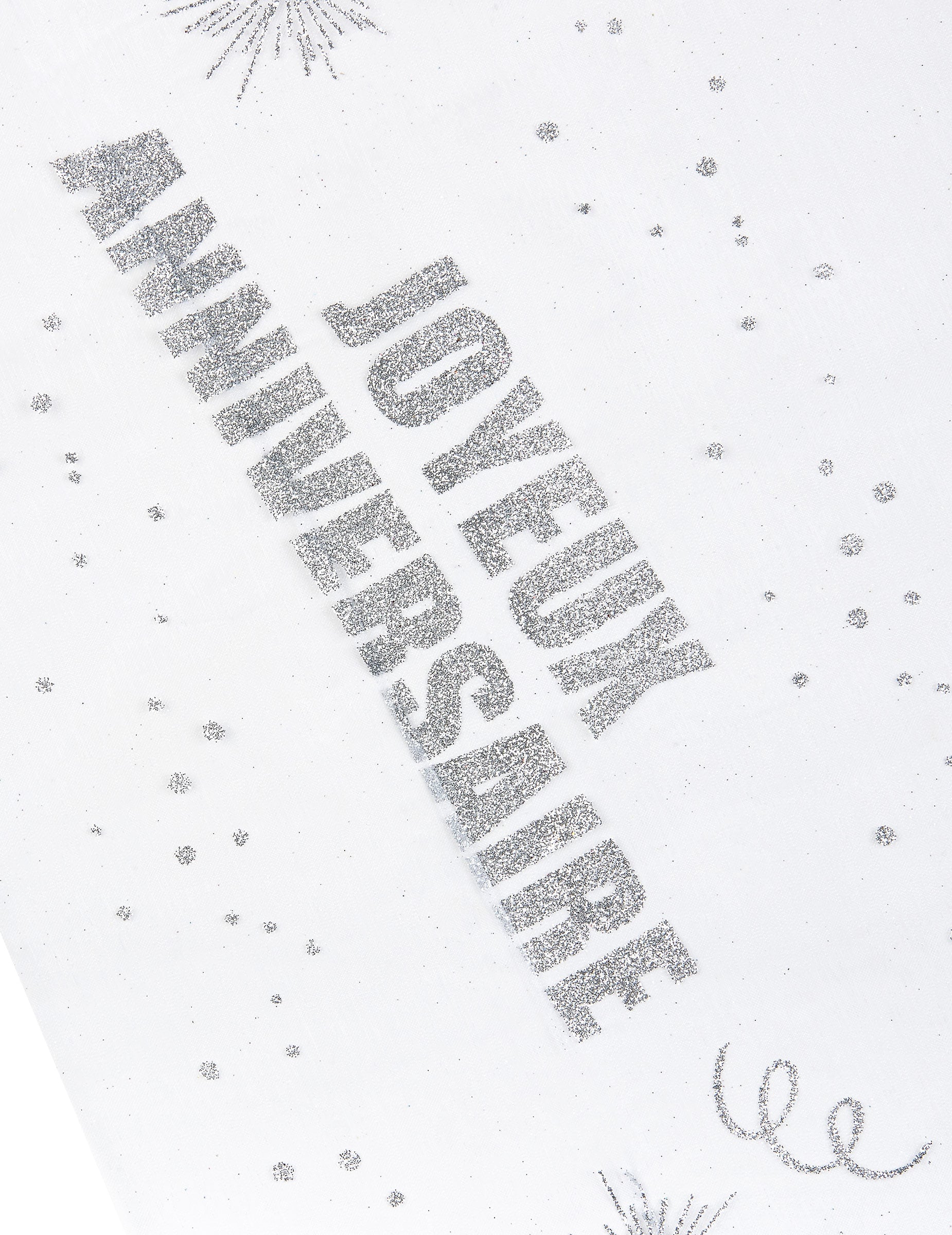 Gros plan sur l'inscription du chemin de table organza Joyeux anniversaire argent pailleté
