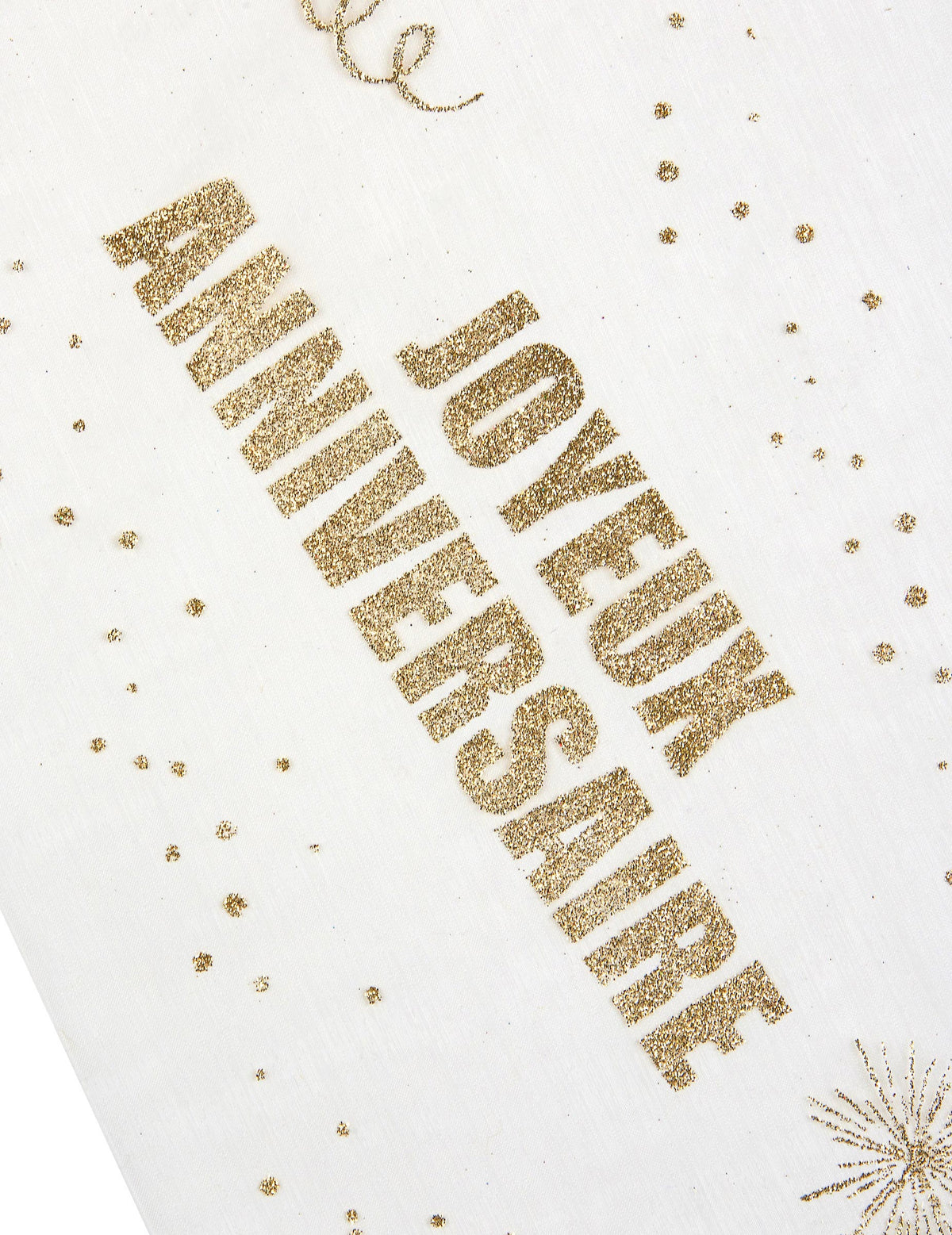 Gros plan sur l'imprimé pailleté du chemin de table organza Joyeux Anniversaire