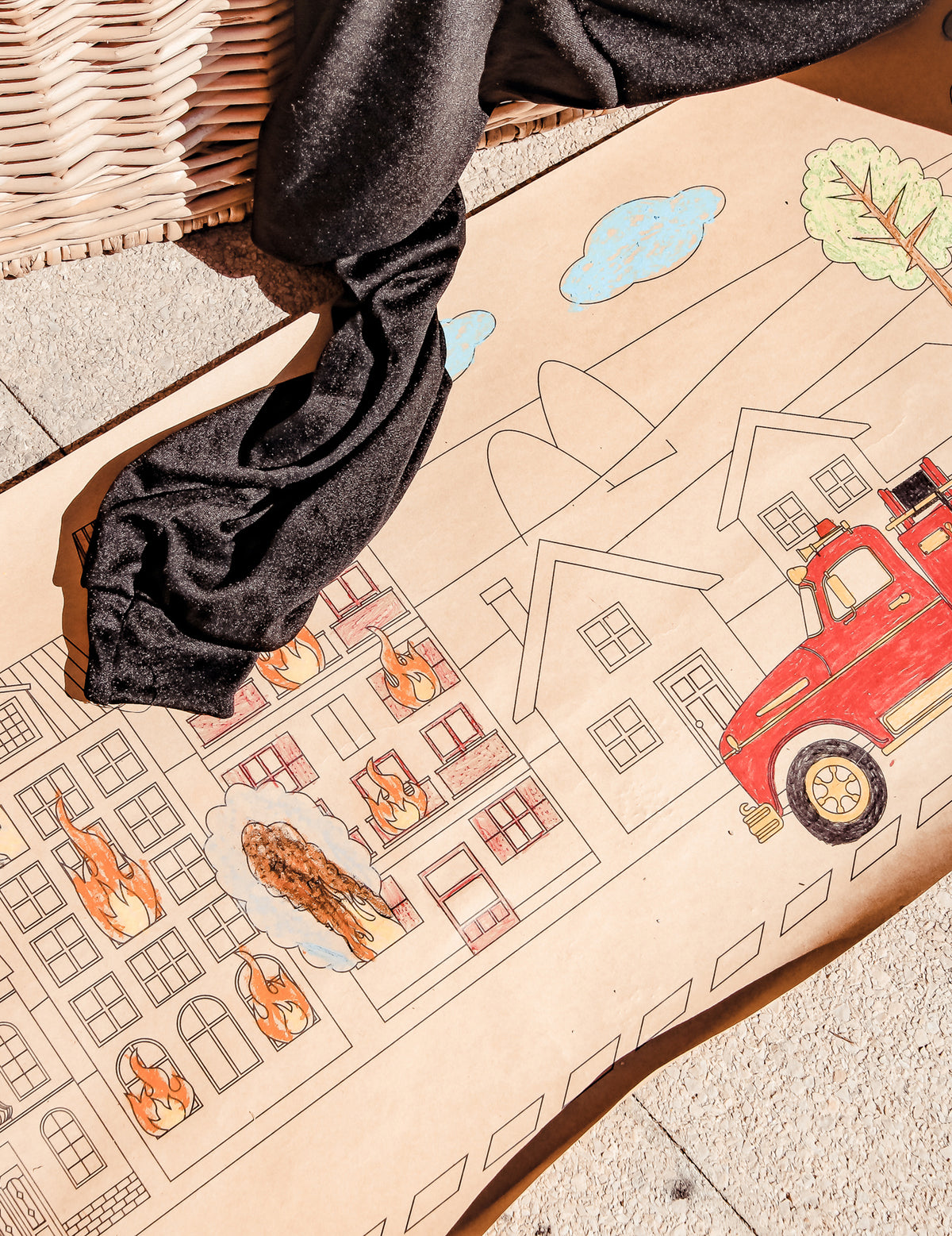 Détail du motif camion de pompiers du chemin de table pompier à colorier