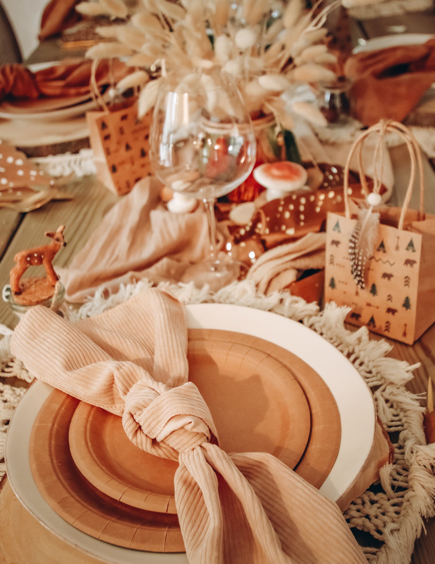 Bézs kordbársony asztali futó 28 cm x 3 m esküvőre