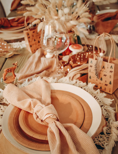 Bézs kordbársony asztali futó 28 cm x 3 m esküvőre