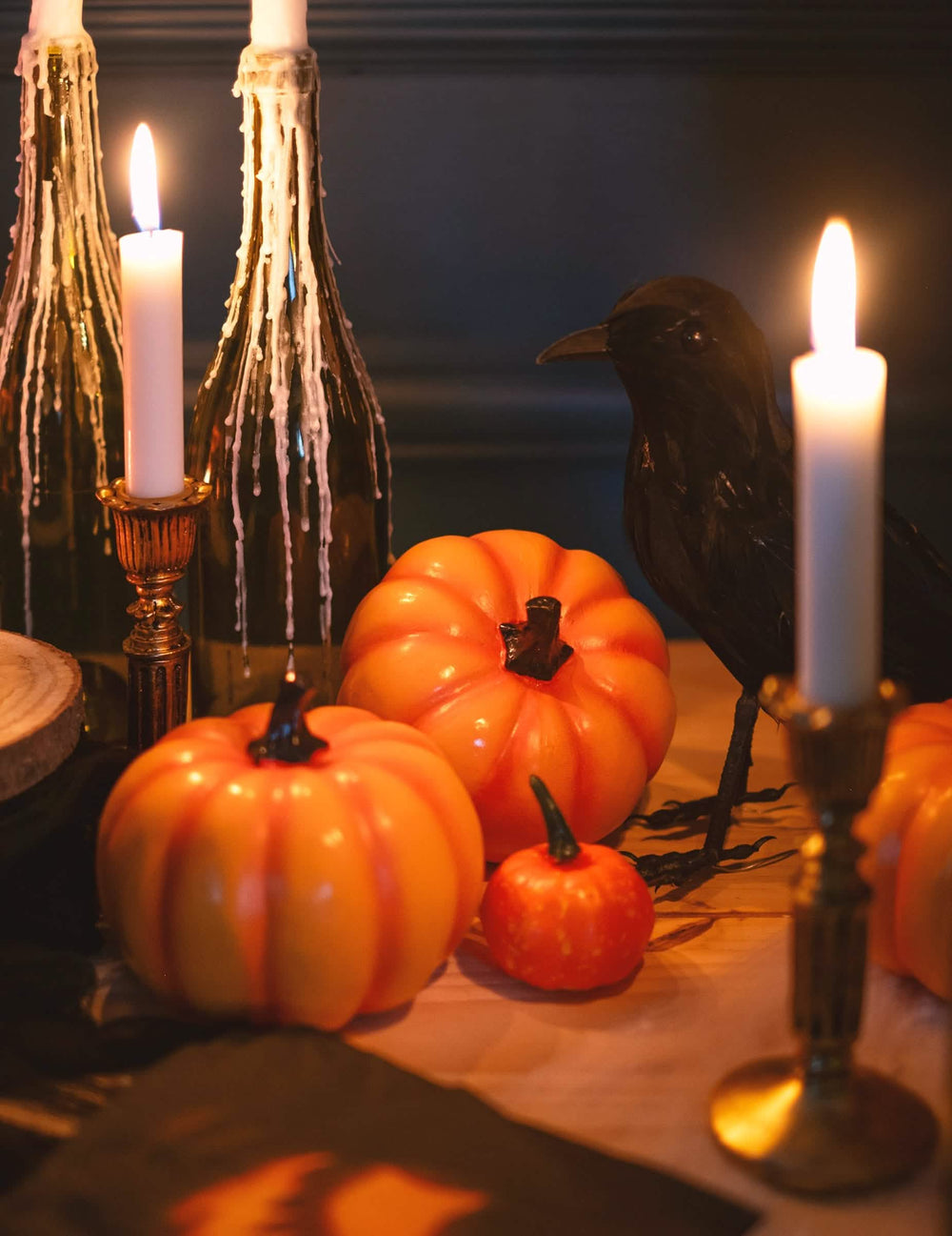 Jelenetkép hollóval és halloween gyertyákkal a gyanta tökből