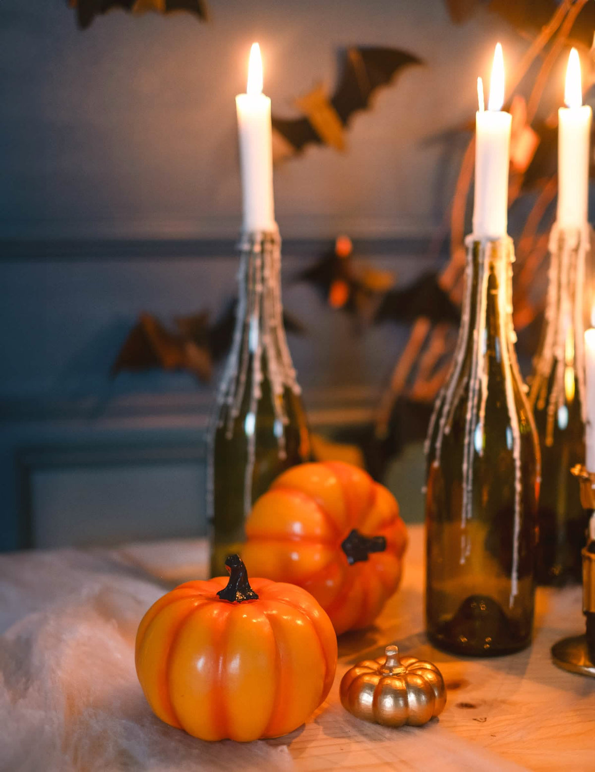 Jelenet üvegekkel és gyertyákkal a halloweenes gyanta tökéről