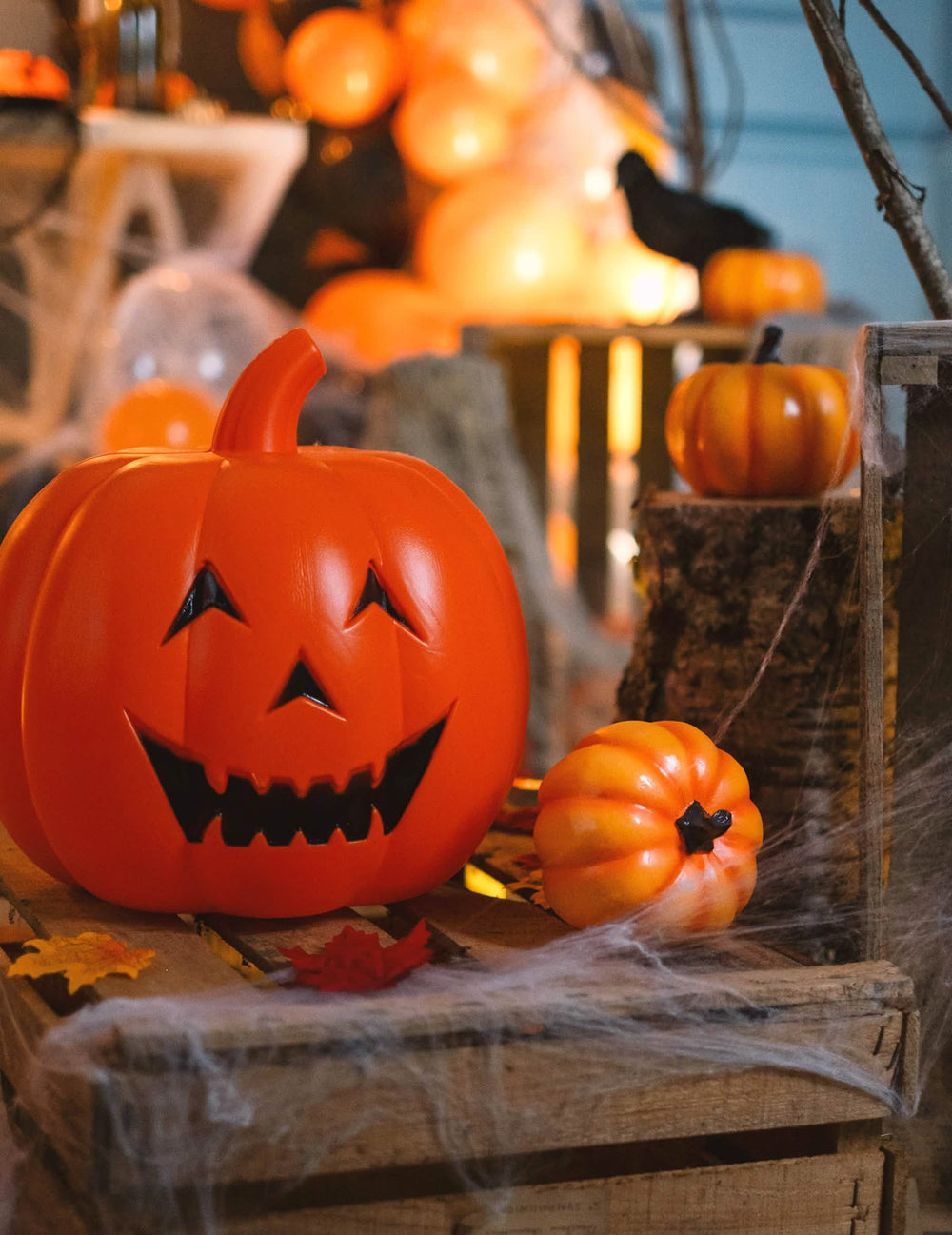 Halloweeni műanyag tökből készült díszlet pókhálóval