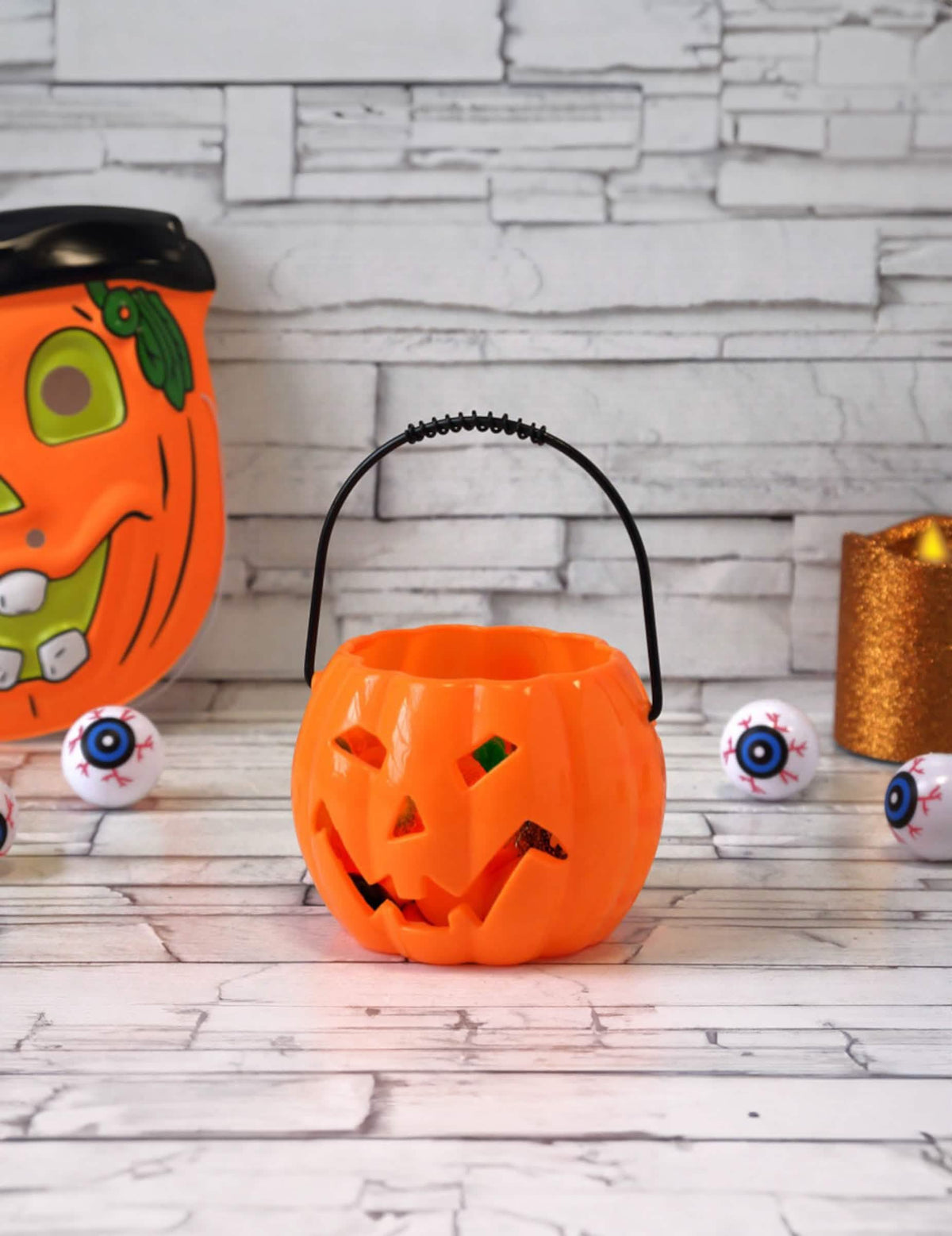 Elölnézet egy világító tök halloween díszletei között
