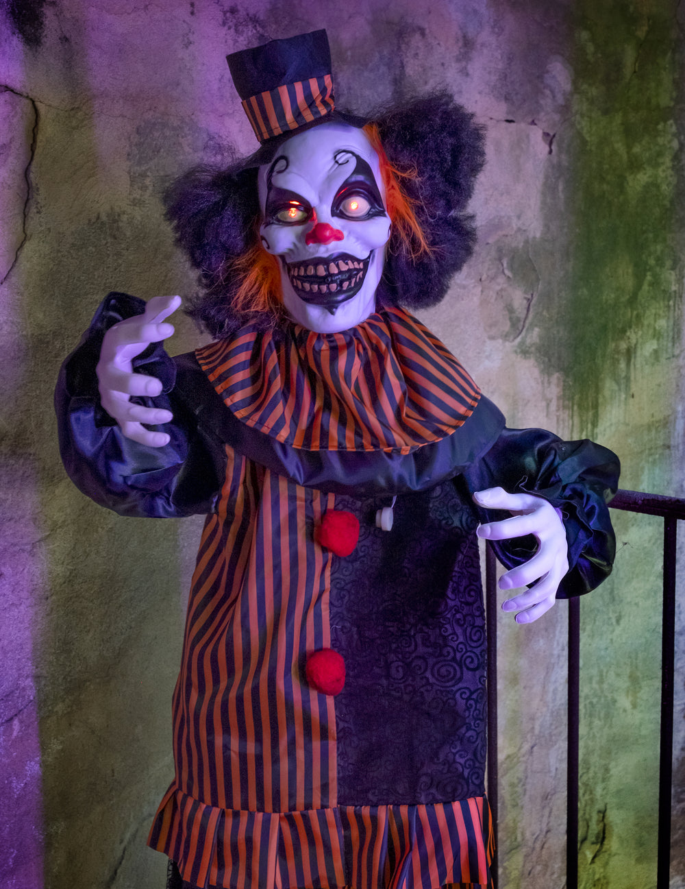 Gros plan sur le visage et les yeux lumineux du clown démoniaque animé