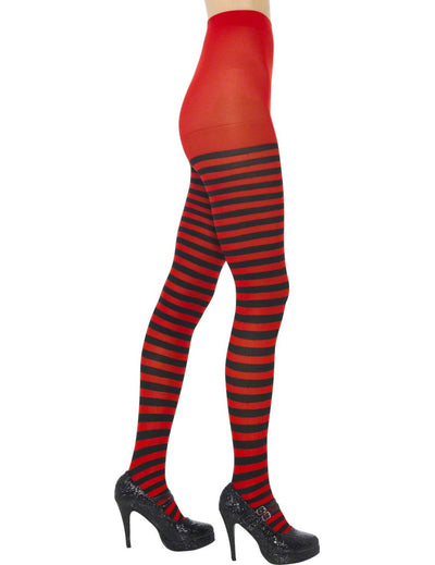 Gros plan sur les jambes des collants rayés pour femme