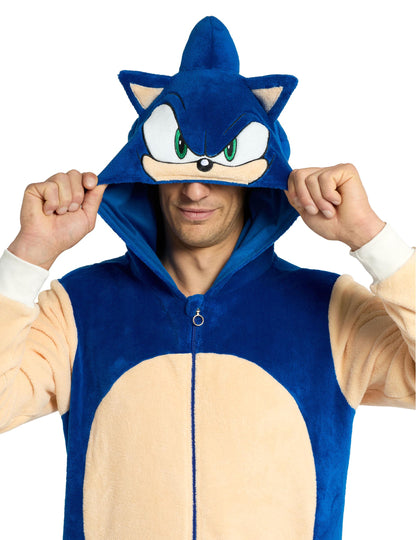 Gros plan sur le visage de Sonic sur la capuche de la combinaison Sonic le hérisson pour adulte