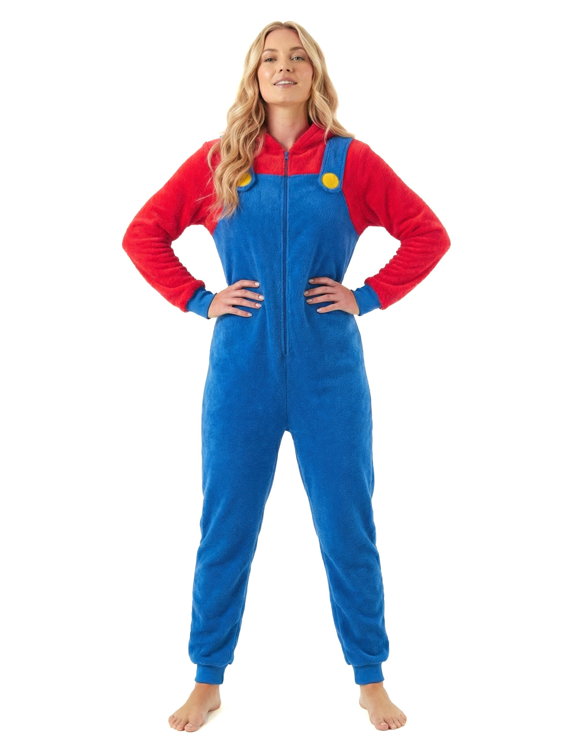 Vue de face avec les mains sur les hanches de la combinaison Super Mario classique