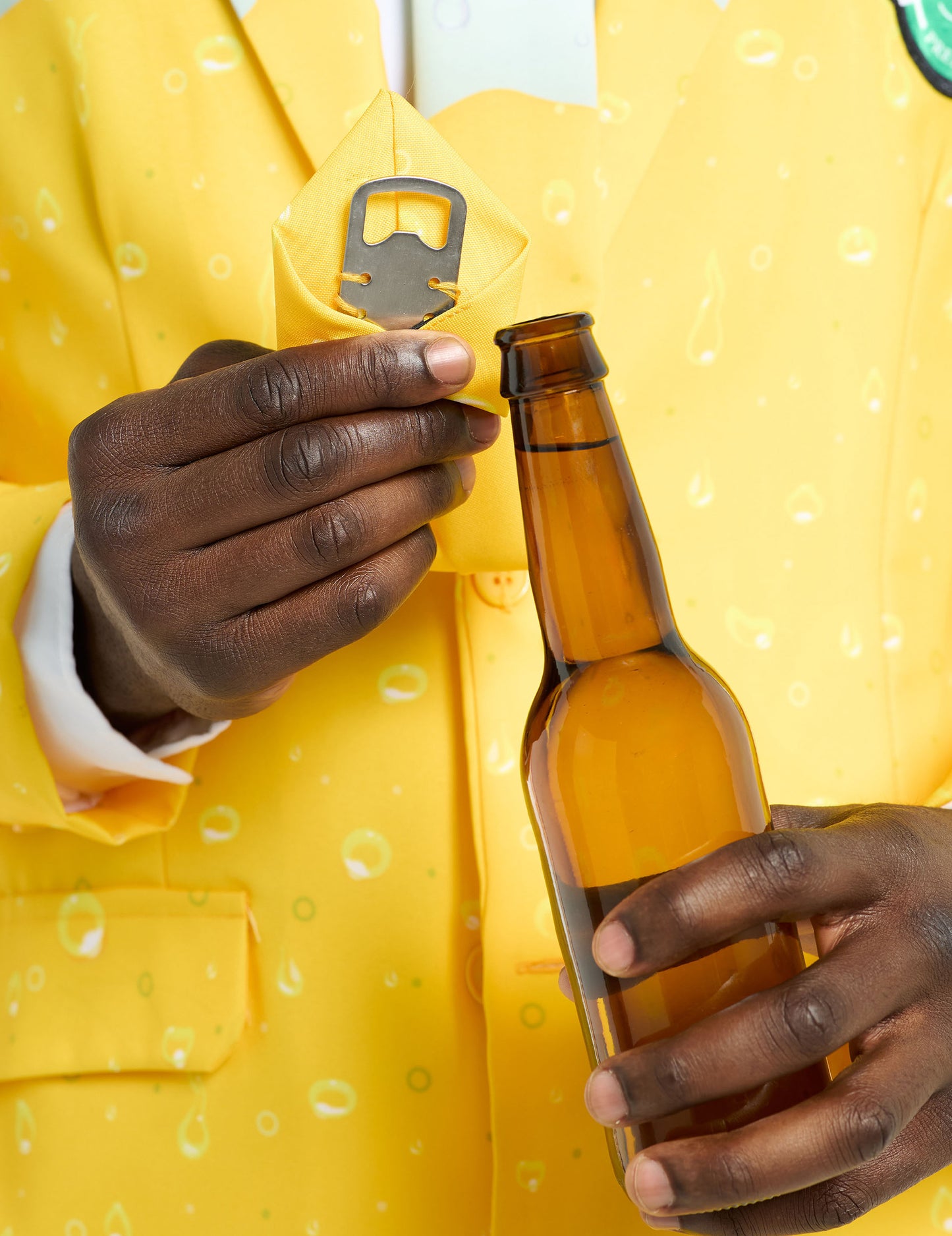 Zoom sur l'utilisation du décapsuleur de la cravate du costume Mr Bière Suitmeisters pour adulte