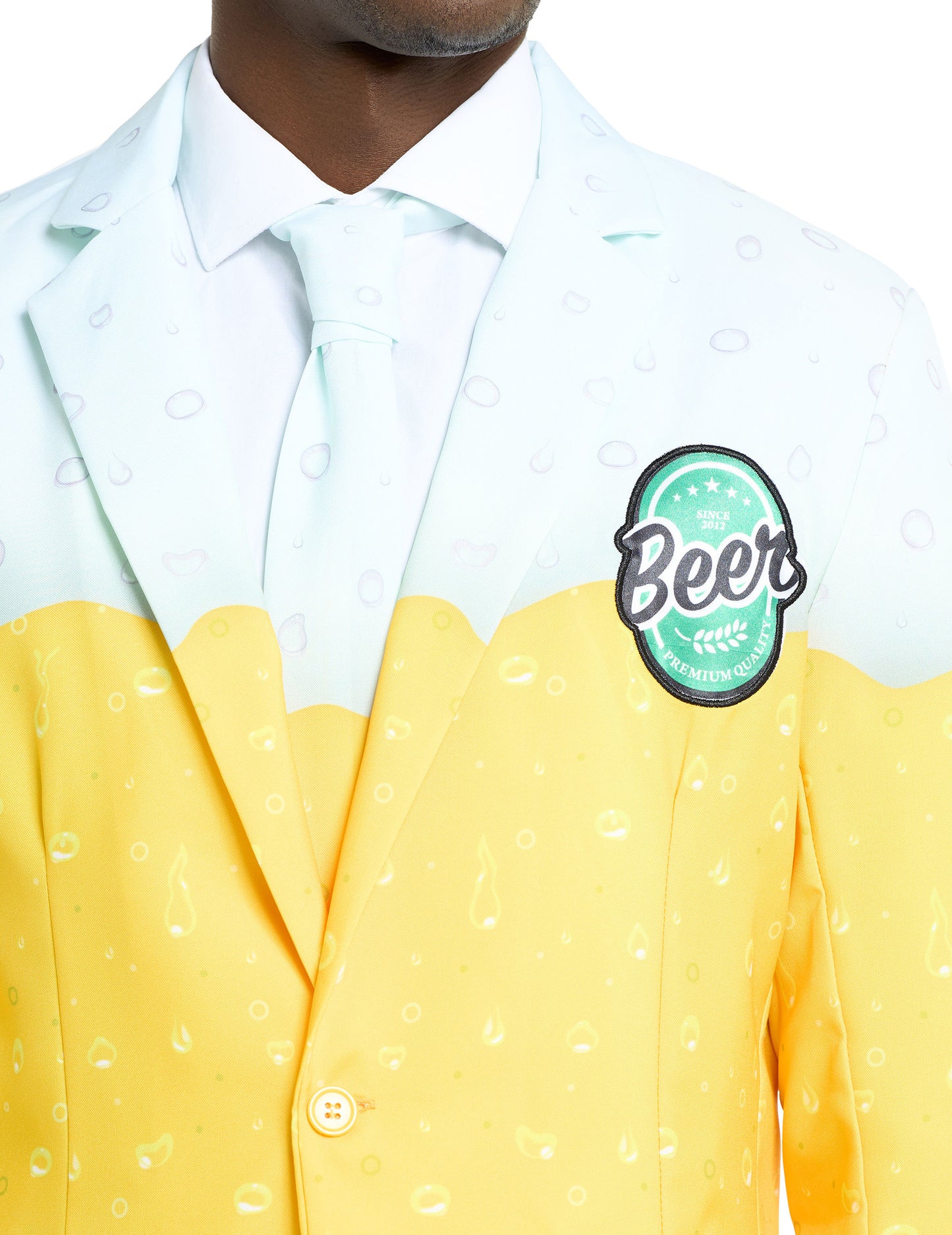 Détail de l'écusson Beer sur la poitrine du costume Mr Bière Suitmeisters pour adulte